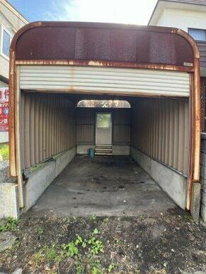 高さのある車庫♪※修繕必要です。