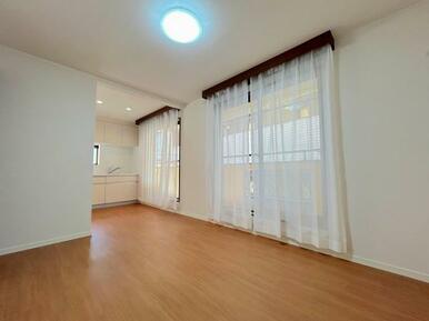 「LDK＿約10.5帖」採光が多く陽当たり良好です。