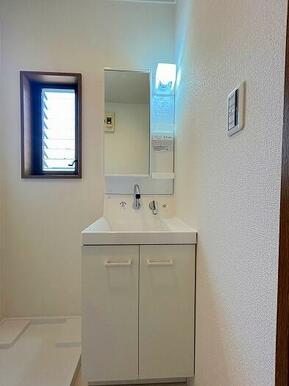 「洗面台」新品に交換しております。