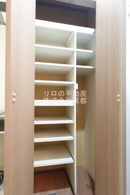 玄関には下駄箱があるのでスッキリとした空間を保てます