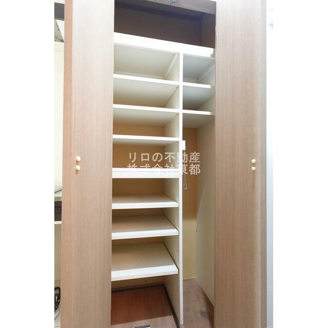 玄関には下駄箱があるのでスッキリとした空間を保てます