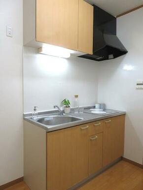 システムキッチン（ＩＨコンロ２口付き）（雑貨はイメージになります）