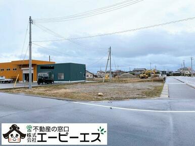 東北向きの角地です