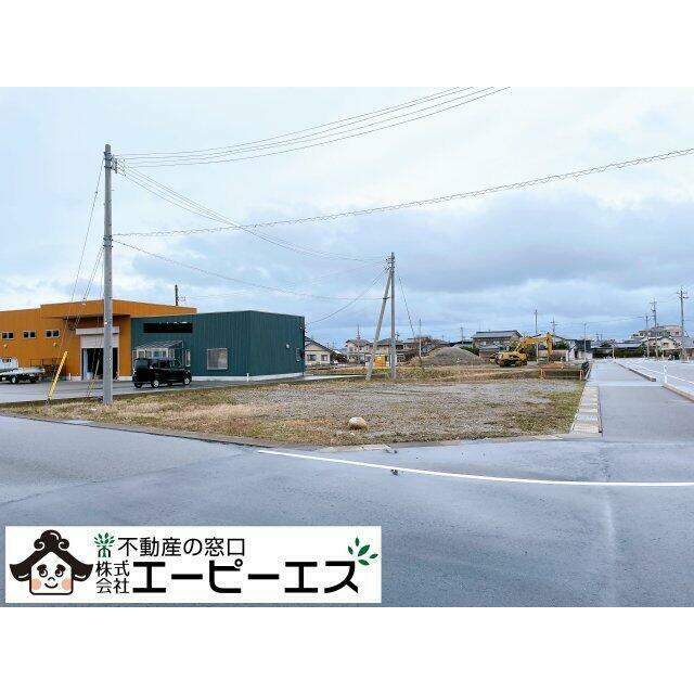 東北向きの角地です