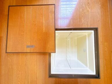 「キッチン」床下収納がございます。