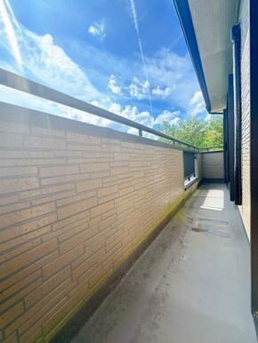 「ベランダ」横に長いスペースのあるベランダです。