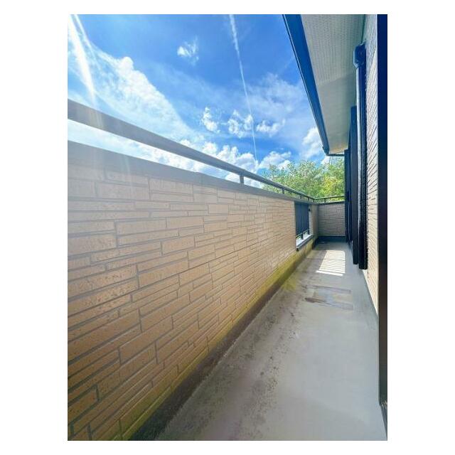 「ベランダ」横に長いスペースのあるベランダです。