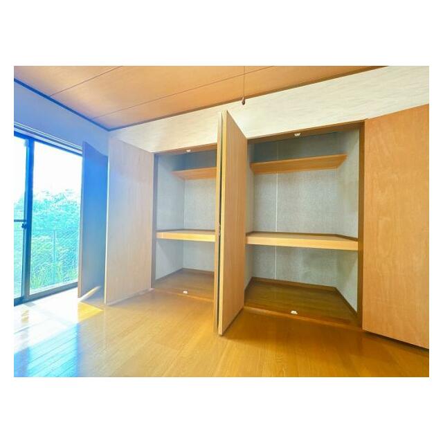 「1階洋室」クローゼット内部の様子です。