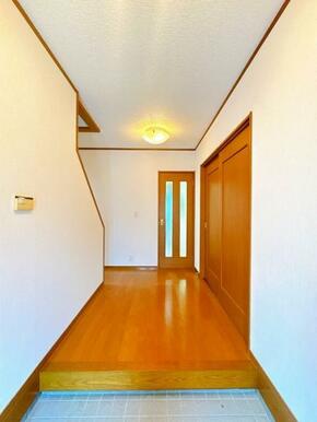 「玄関」1階玄関ホールの様子です。