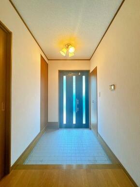 「玄関」ホールから玄関を見た様子です。