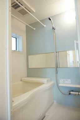【浴室】水色の壁に小窓がある浴室です♪　明るい印象です♪