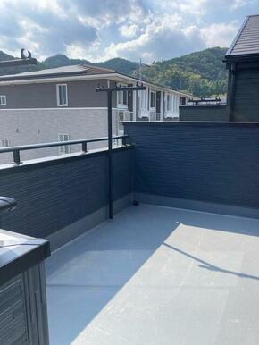 新鮮な空気だけでなく気持ちにゆとりを与えてくれるバルコニー（6号棟）