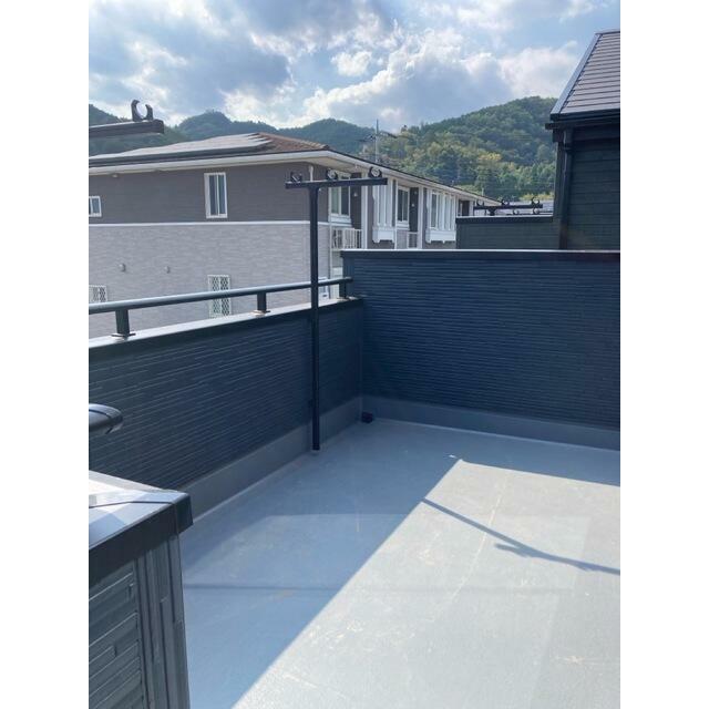 新鮮な空気だけでなく気持ちにゆとりを与えてくれるバルコニー（6号棟）