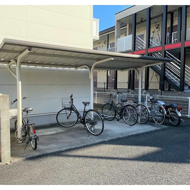 屋根付き駐輪場完備
