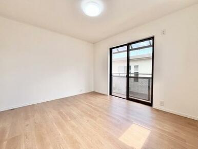 「2階南側洋室」約7帖の洋室です。