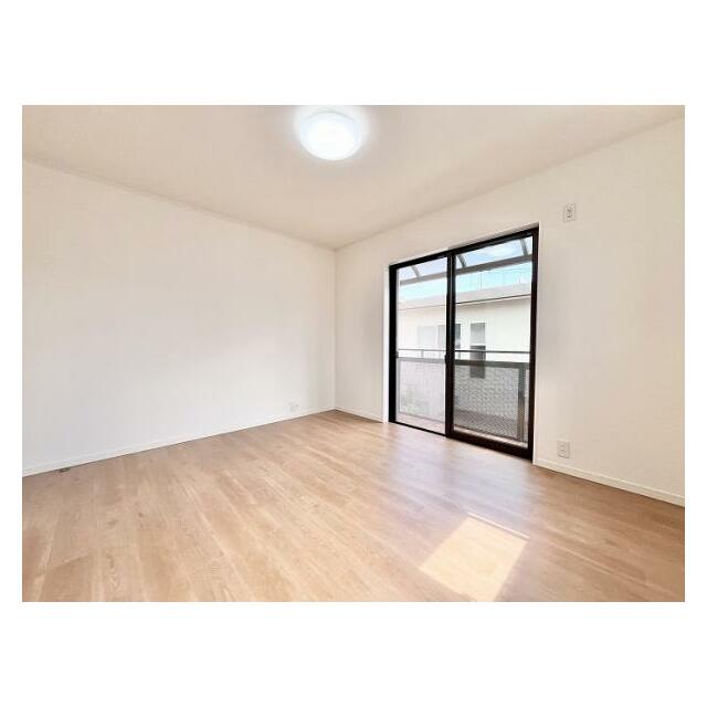 「2階南側洋室」約7帖の洋室です。