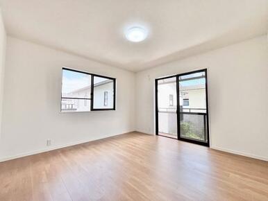 「2階東側洋室」2面採光で日当たり良好です。