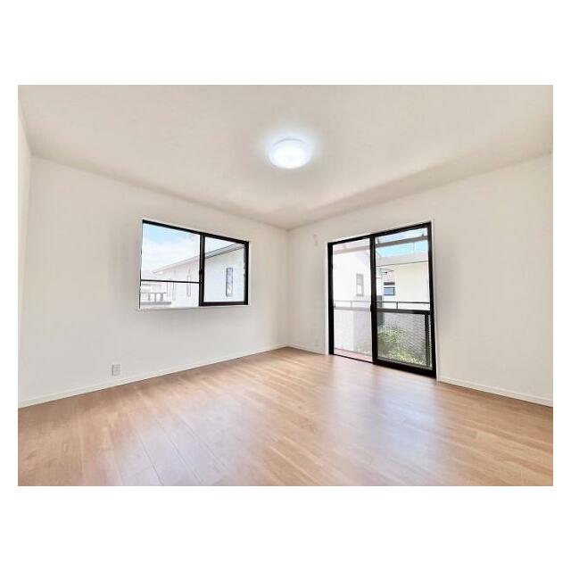 「2階東側洋室」2面採光で日当たり良好です。