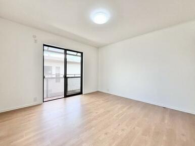 「2階東側洋室」約8帖の洋室です。