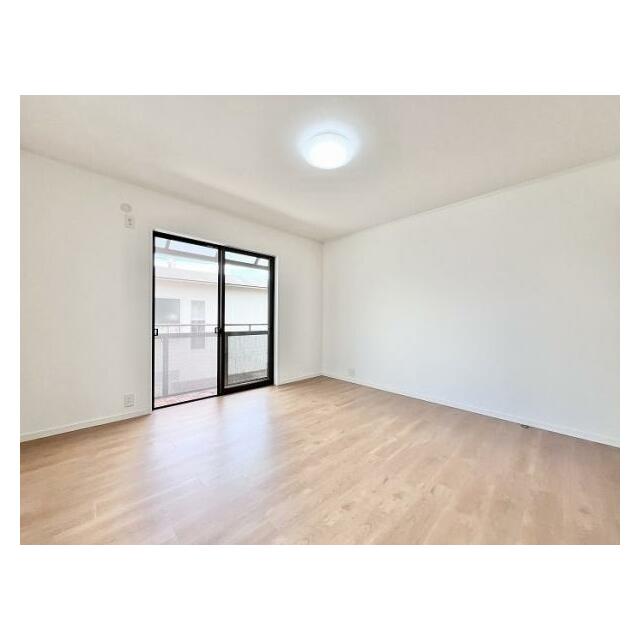 「2階東側洋室」約8帖の洋室です。