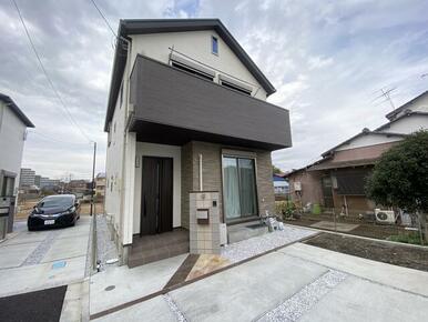 閑静な住宅街の築浅住戸。敷地面積１２２㎡越えの大型分譲地です。