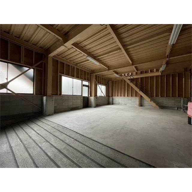 １階ガレージは５台駐車が可能です