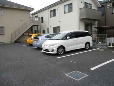 ★泥はね、砂利飛び無し、便利なアスファルト駐車場です★