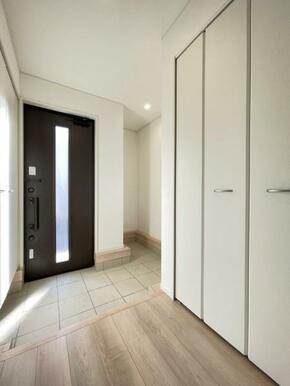 玄関を広く利用できるようシューズクローゼットを完備。ご家族みんなの靴をスッキリ収納できます！