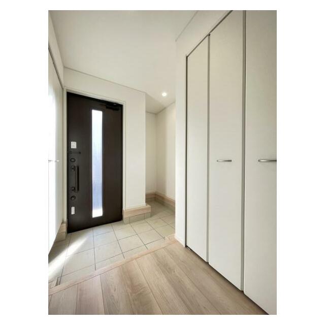 玄関を広く利用できるようシューズクローゼットを完備。ご家族みんなの靴をスッキリ収納できます！