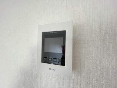 訪問者がひと目でわかるモニター付きインターホンを標準装備。お子さまのお留守番にも安心です！