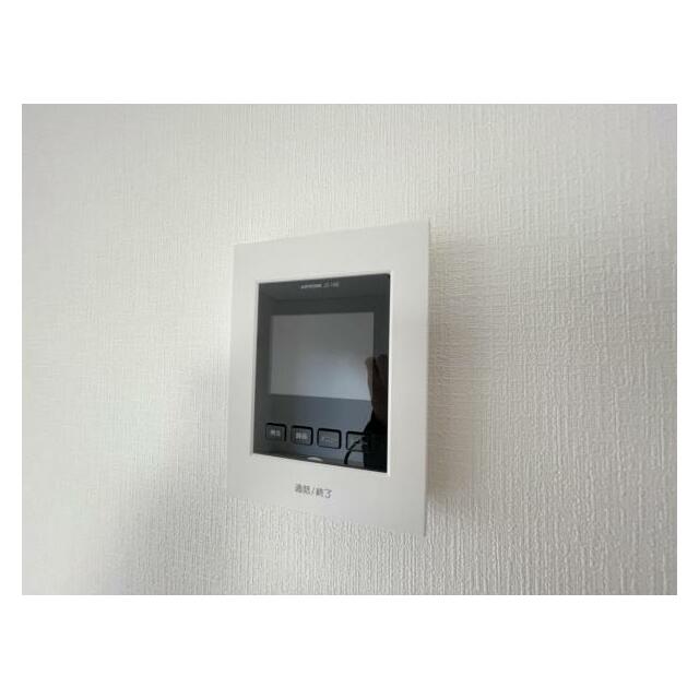 訪問者がひと目でわかるモニター付きインターホンを標準装備。お子さまのお留守番にも安心です！