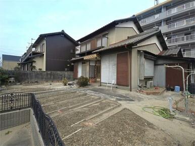 花壇が沢山の広い庭です。
