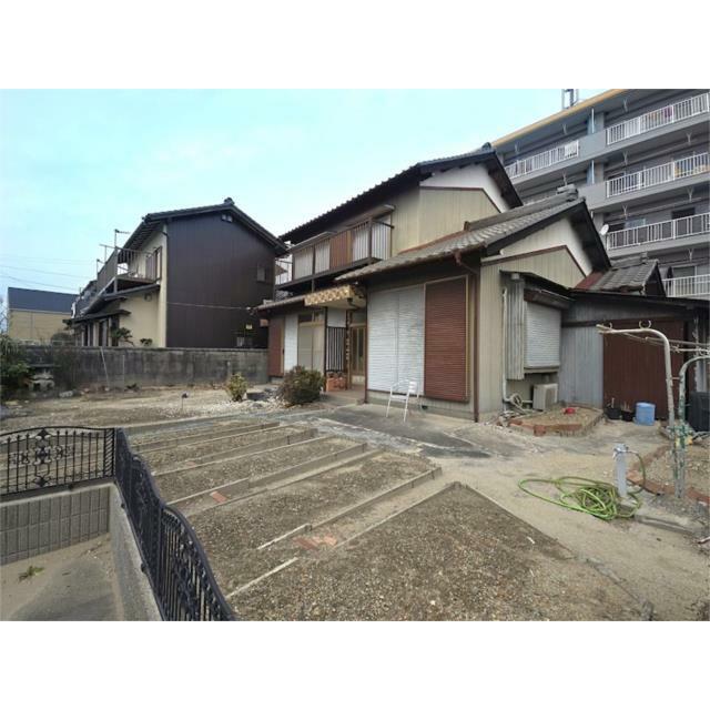 花壇が沢山の広い庭です。