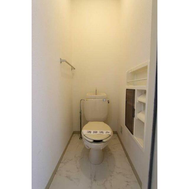 トイレにはペーパーホルダーはもちろん、タオル掛けもございます
