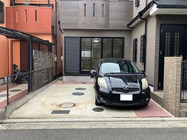 車種により並列２台駐車可能