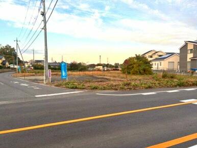県道に面した角地