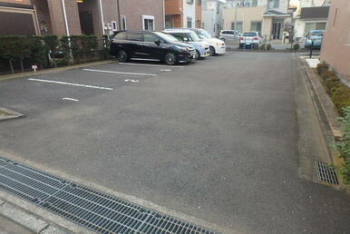敷地内駐車場　※空き確認必要