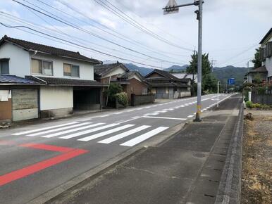 前面に国道４４２号線