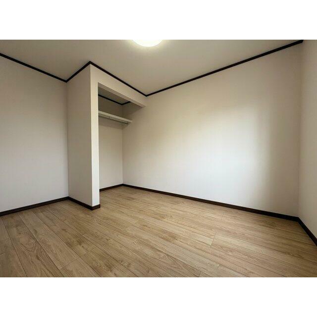 2階各洋室にも収納ついています♪
