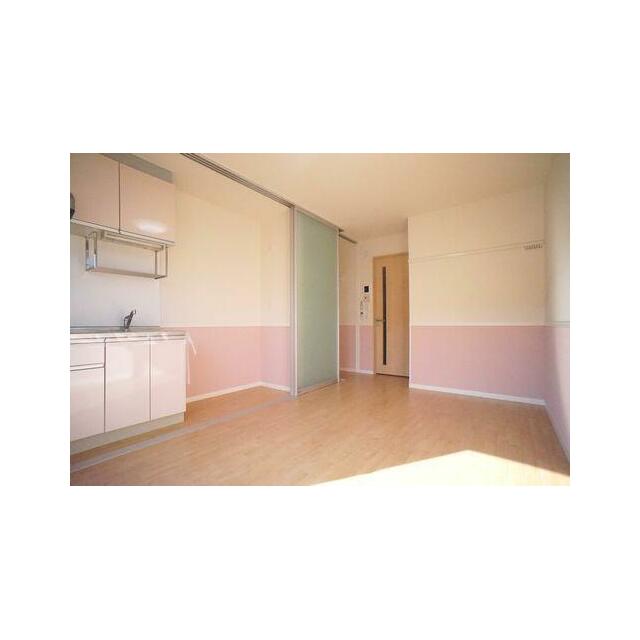 洋室（８．６帖）　キッチンはスライディングスクリーンで仕切られています。