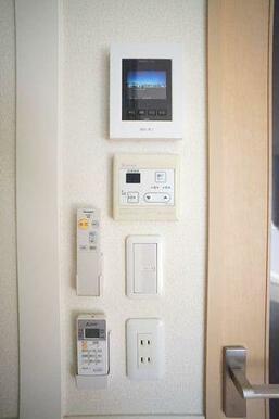 洋室（８．６帖）　カラーモニター付きインターホン採用