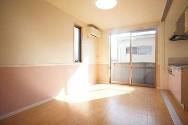 洋室（８．６帖）　エアコン１台、照明器具付きです。