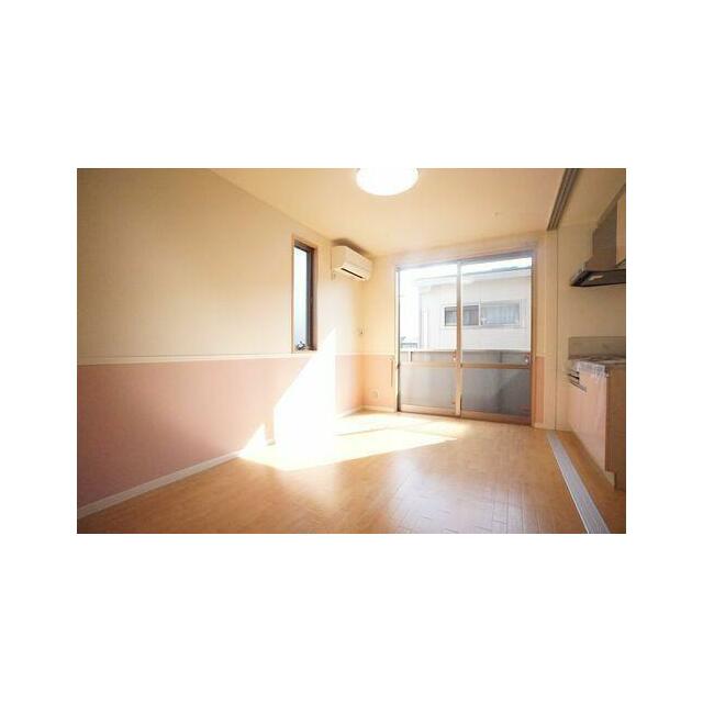 洋室（８．６帖）　エアコン１台、照明器具付きです。