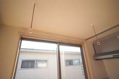 洋室（８．６帖）　室内物干しの設置がございます。