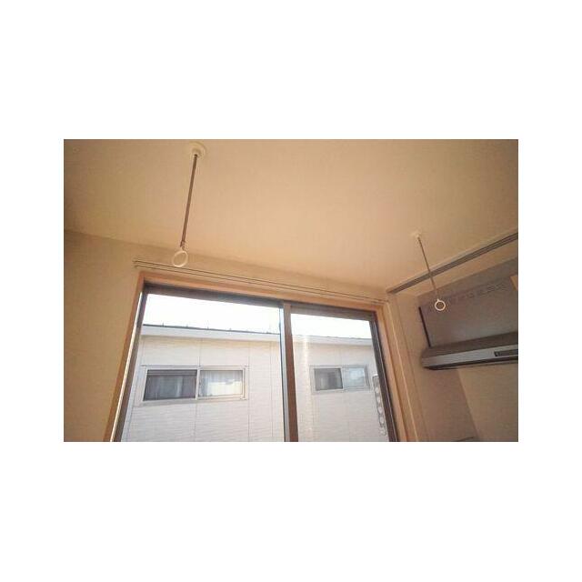 洋室（８．６帖）　室内物干しの設置がございます。