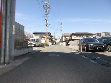 北側はスバルさんの駐車場、西側は道路、東側は月極め駐車場、南側はデイサービスさんです。