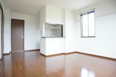 角部屋のため２面採光のリビングです♪キッチンも対面式ですので、ご家族の様子を見たり、テレビを見なが…