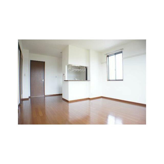 角部屋のため２面採光のリビングです♪キッチンも対面式ですので、ご家族の様子を見たり、テレビを見なが…