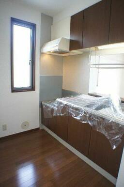 キッチンはリビングの様子が見渡せる対面キッチンです！上下に収納が付いており、キッチン用品や食器など…