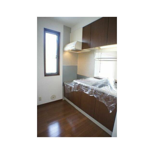 キッチンはリビングの様子が見渡せる対面キッチンです！上下に収納が付いており、キッチン用品や食器など…